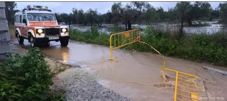 Anegaciones en un camino de la localidad sevillana de Utrera