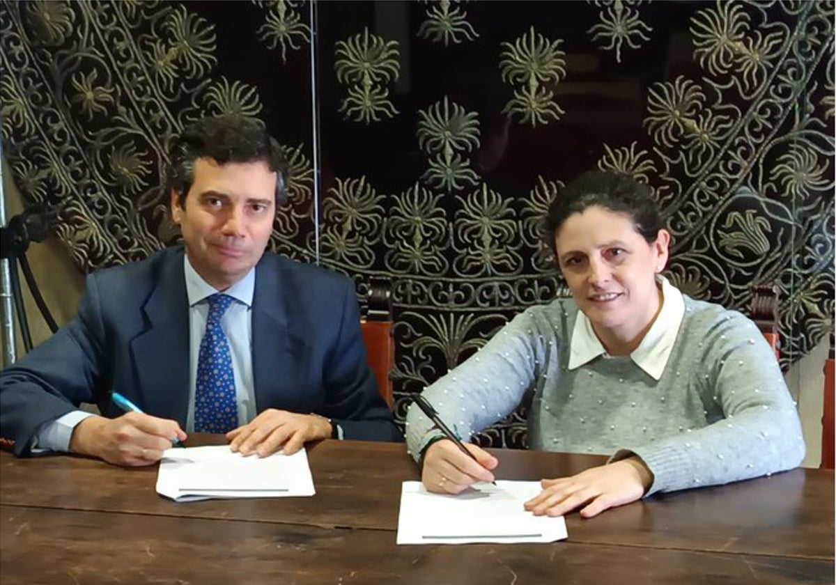 Firma de la restauración de los faldones del palio del Valle