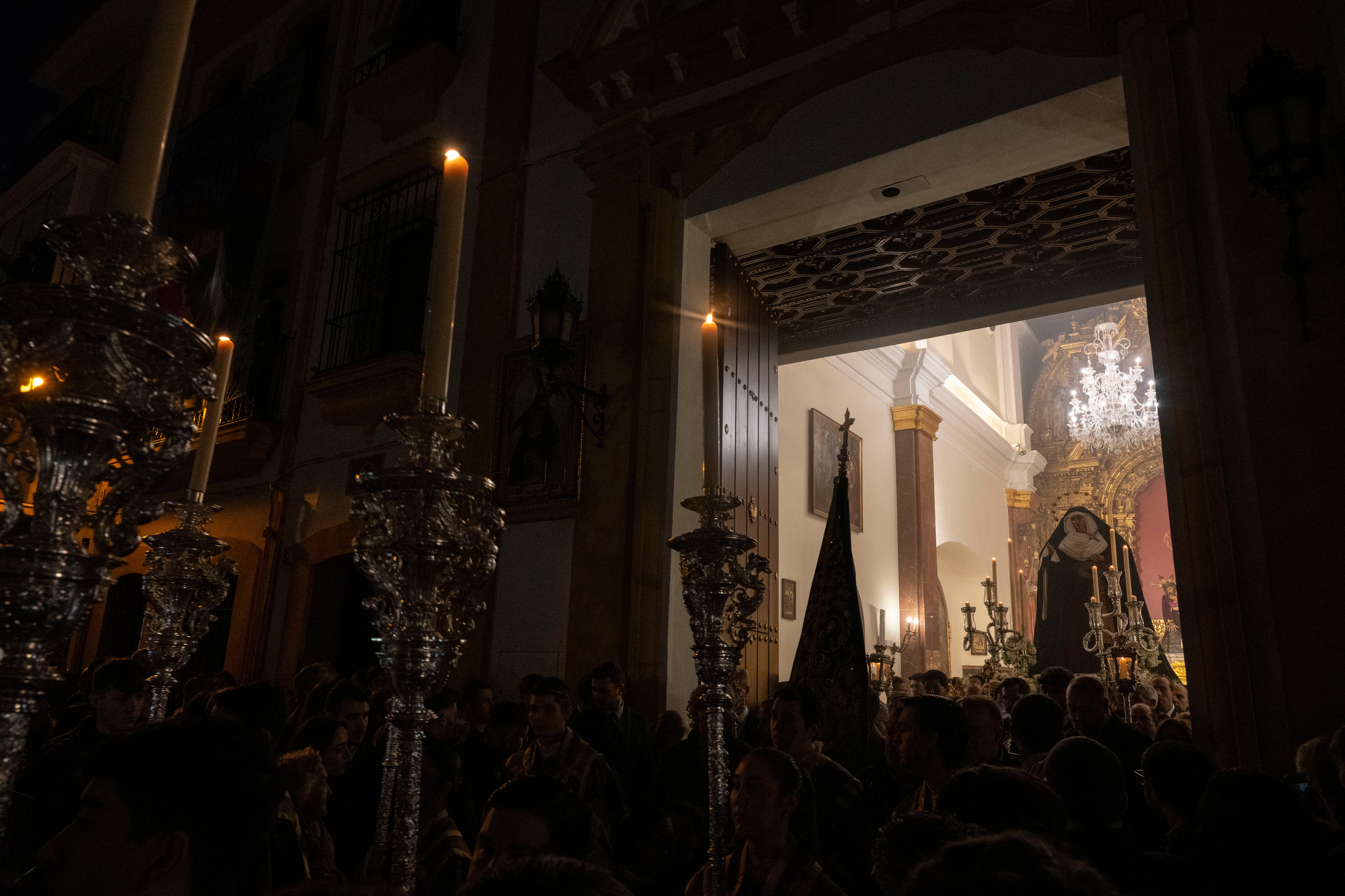 El traslado de la Esperanza de Triana, en imágenes