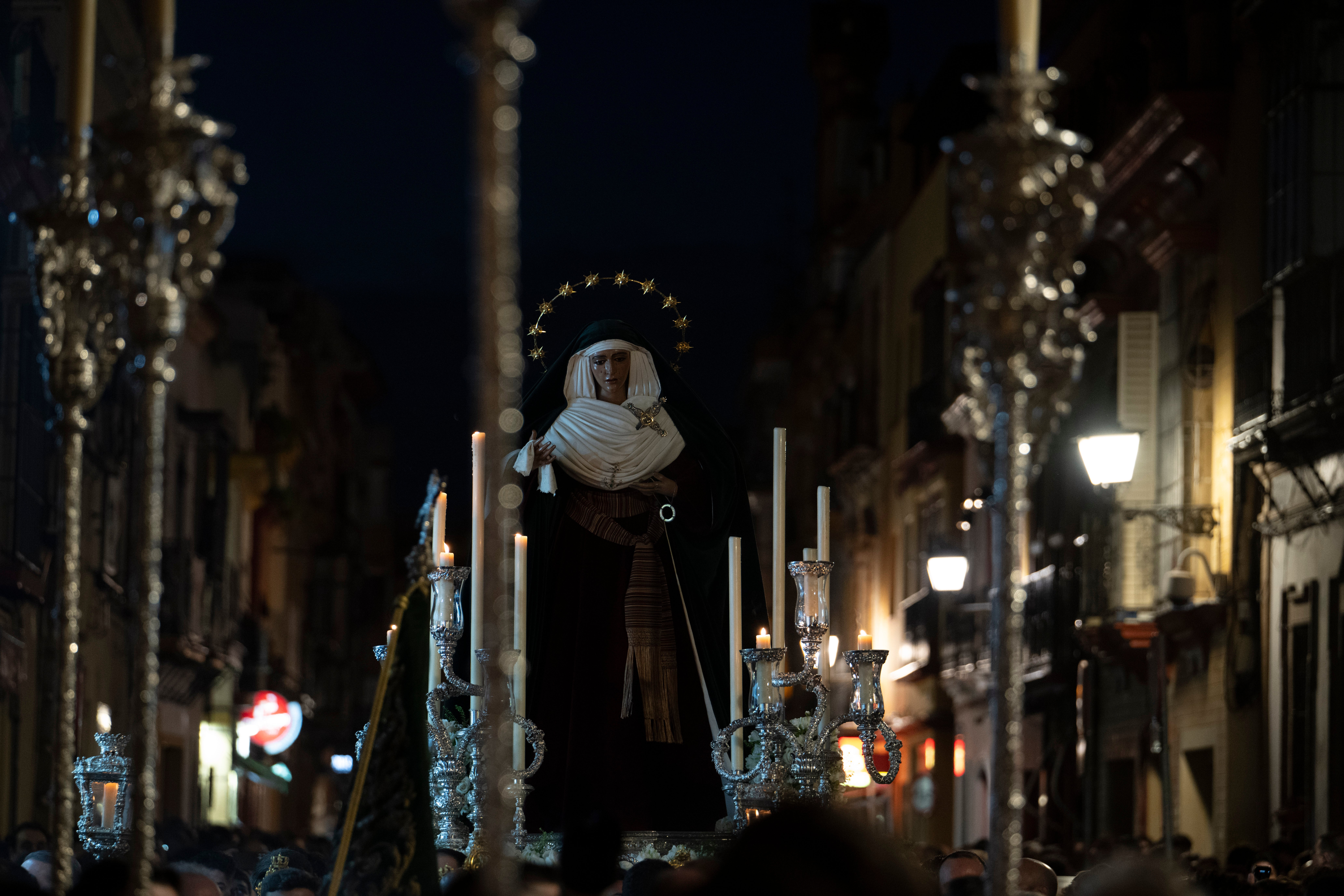 El traslado de la Esperanza de Triana, en imágenes