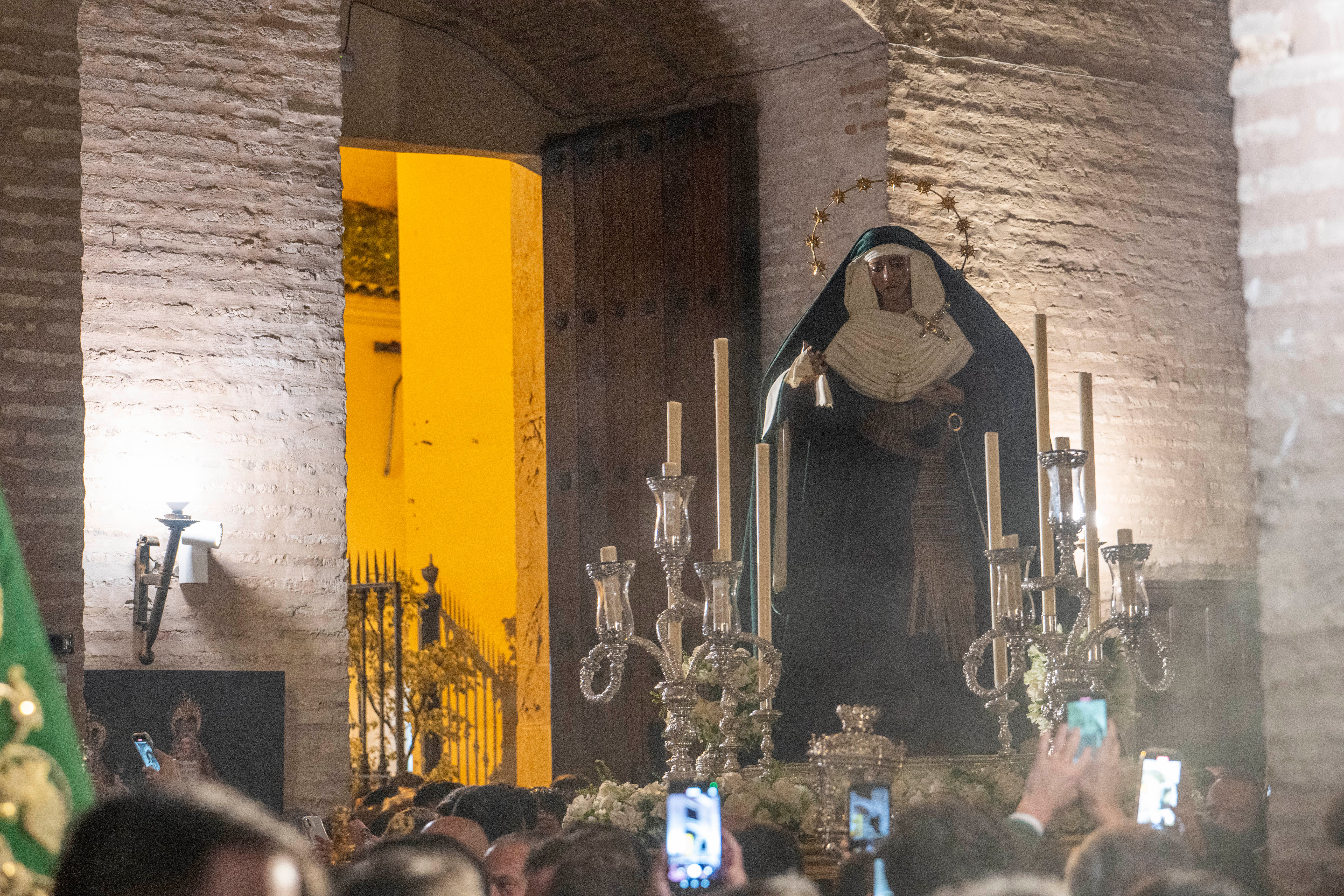 El traslado de la Esperanza de Triana, en imágenes
