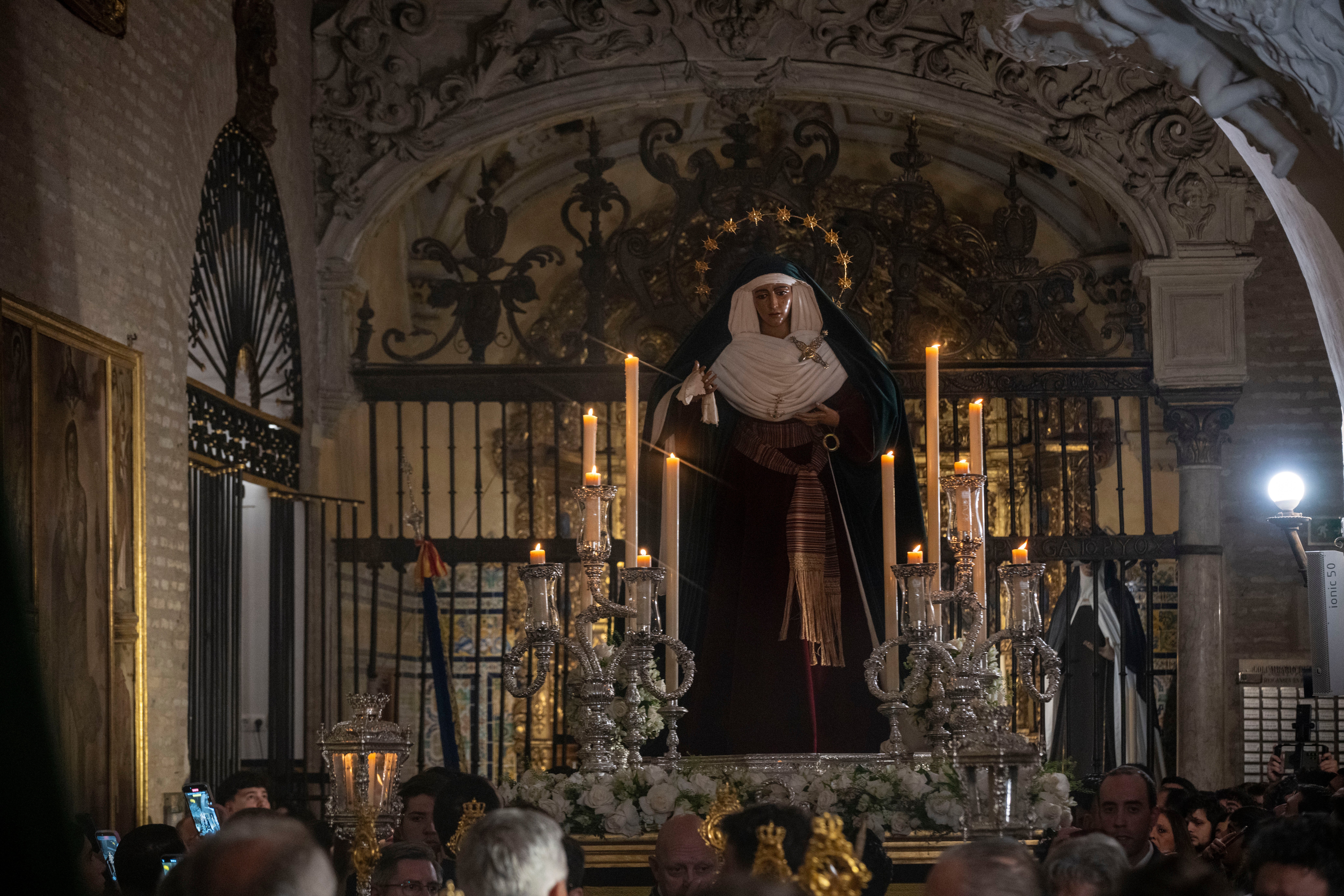 El traslado de la Esperanza de Triana, en imágenes