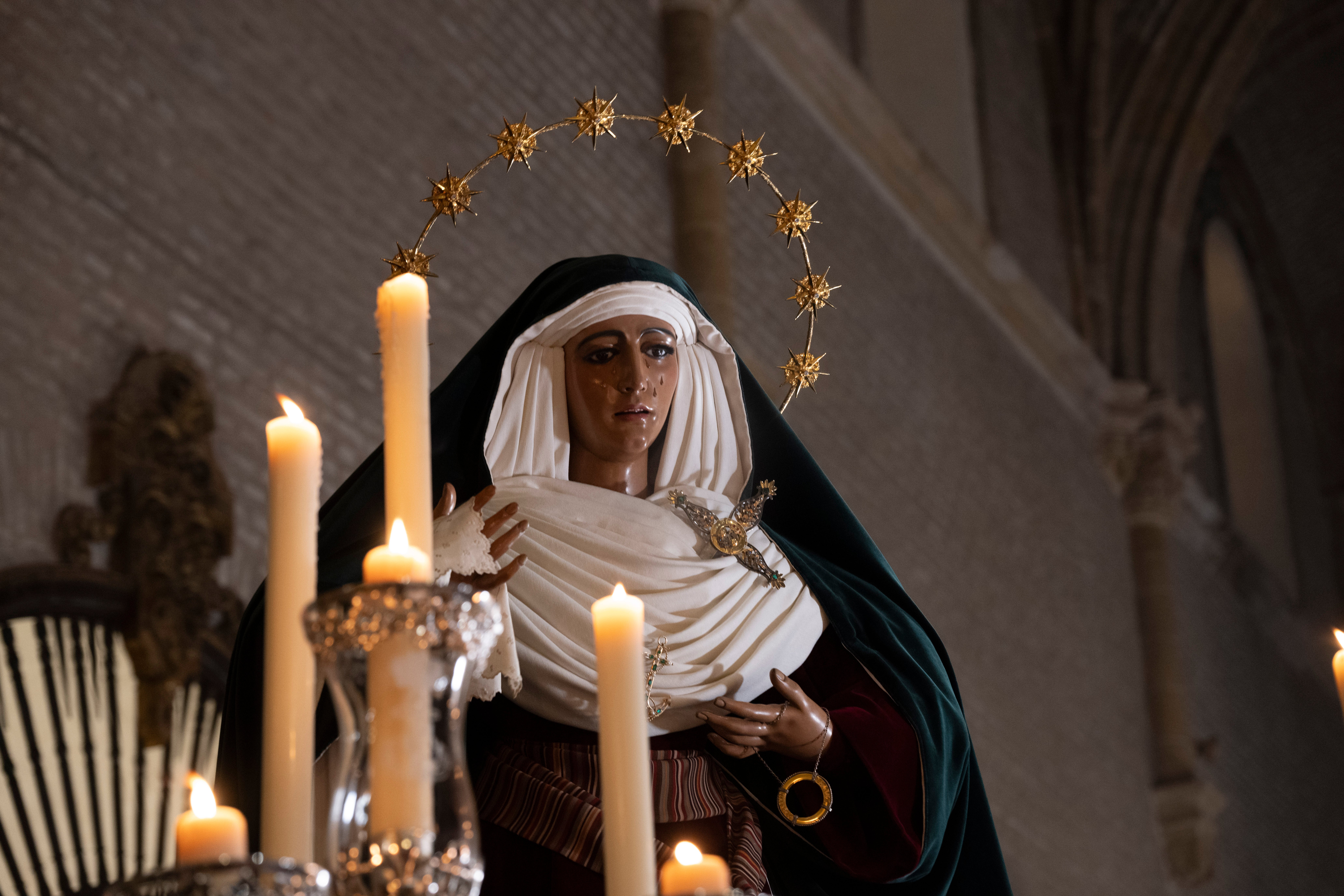 El traslado de la Esperanza de Triana, en imágenes