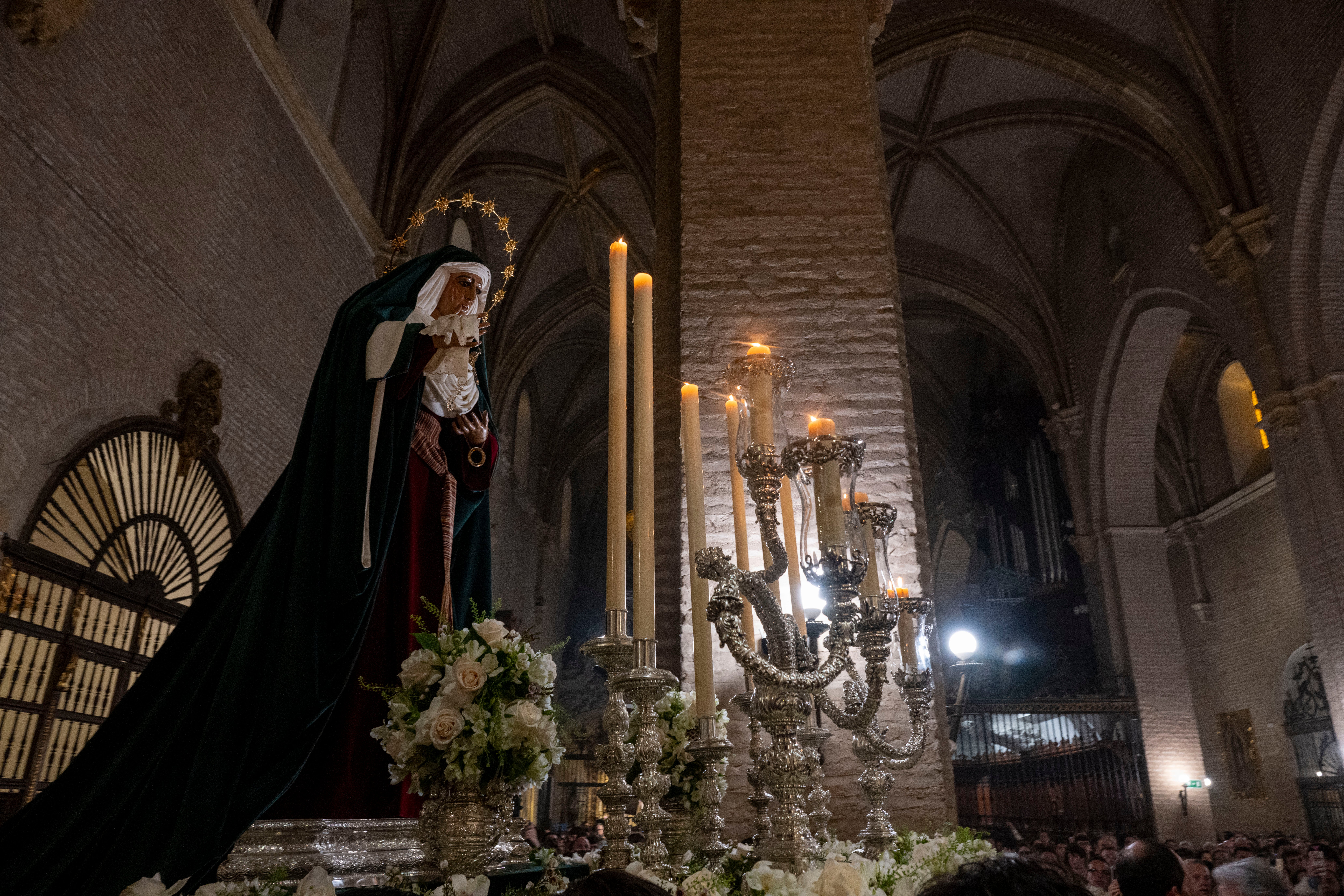 El traslado de la Esperanza de Triana, en imágenes