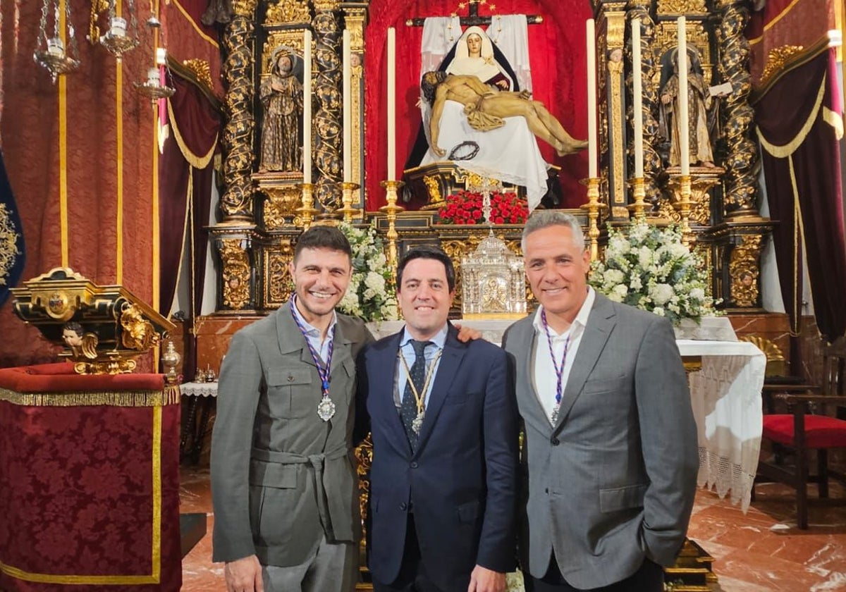 Joaquín Sánchez y Marcos Álvarez junto a Luis Fernando Rodríguez, hermano mayor de la corporación