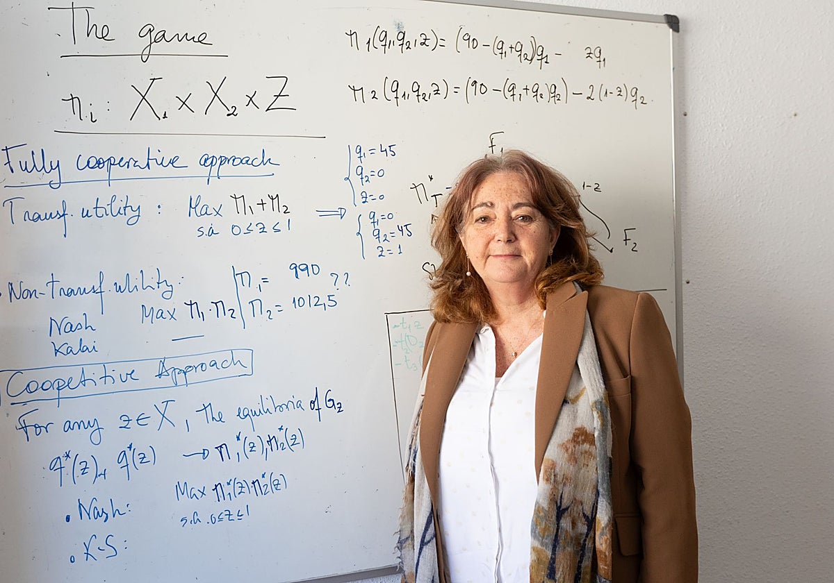 Amparo Mármol en su despacho de la Facultad de Ciencias Económicas de la Universidad de Sevilla