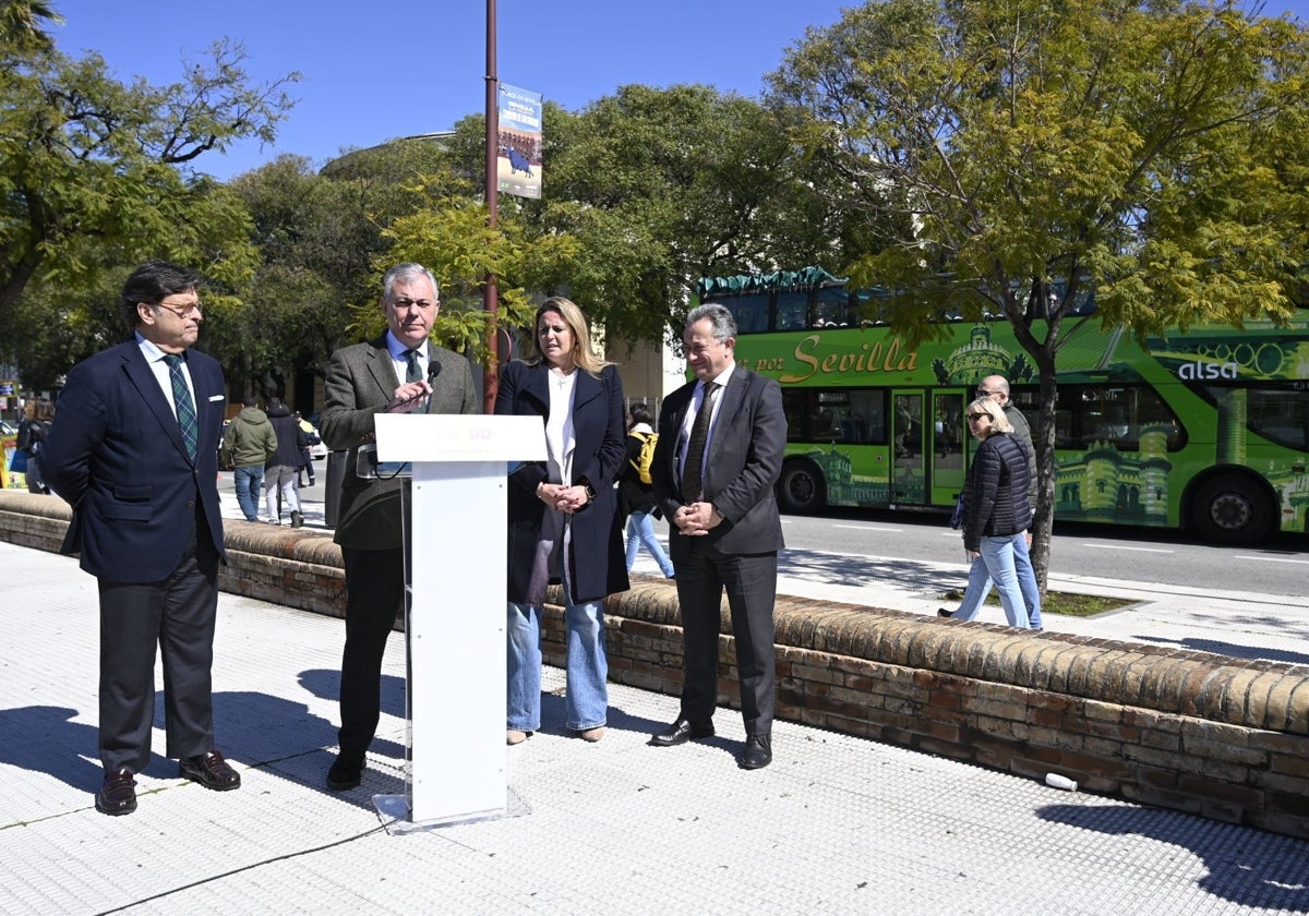 José Luis Sanz se dirige a los asistentes al acto de valoración de las medidas de control de los autobuses turísticos