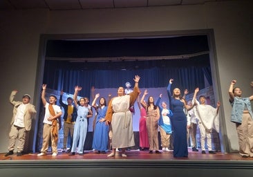 Los niños del barrio sevillano de Torreblanca recrean la Pasión de Cristo en un musical