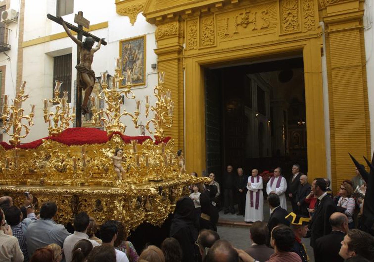 El Cristo de las Almas ante la iglesia de los jesuitas en 2005 cuando la cofradía pasó por allí por los 50 años de la fundación