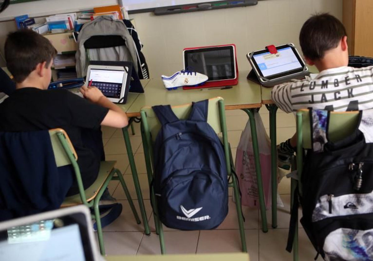 Unos niños hacen uso de tablets en el colegio