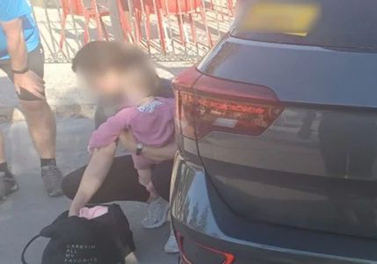Imagen de archivo del rescate de un bebé atrapado en un coche