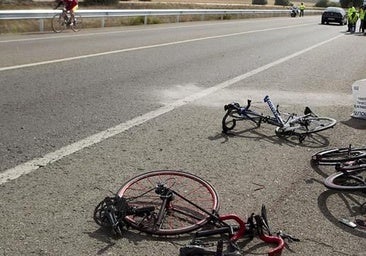 Un coche arrolla a un «pelotón» de ciclistas en Benacazón y deja, al menos, cuatro heridos graves