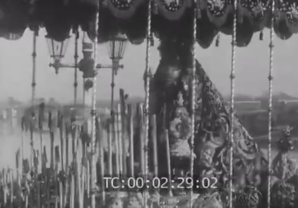 El palio de la Esperanza en su regreso a Triana