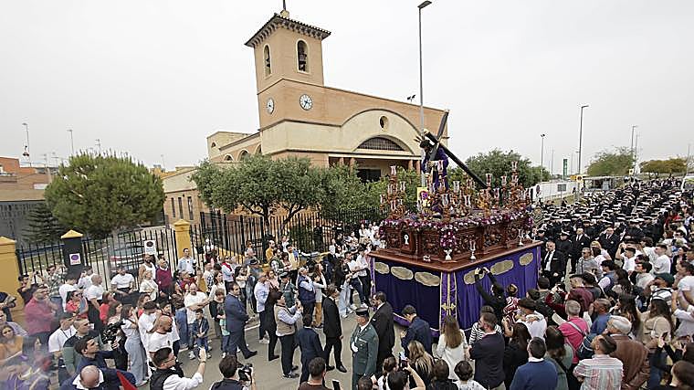 El paso del Señor de la Salud y Clemencia al salir de la parroquia del Buen Pastor y San Juan de la Cruz