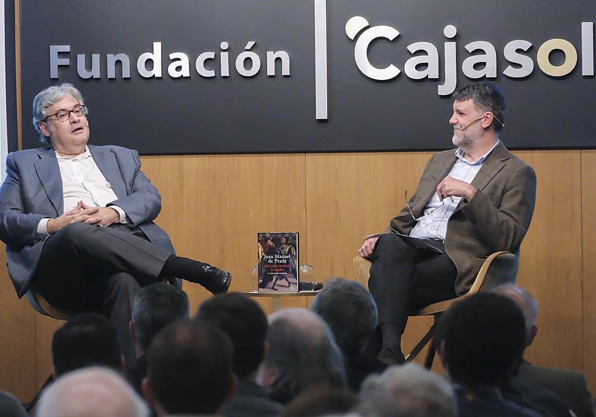 Juan Manuel de Prada y Javier Rubio durante la celebración del Aula de Cultura de ABC
