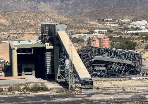 La central, tras la voladura, conserva la tolva y la cinta del mineral