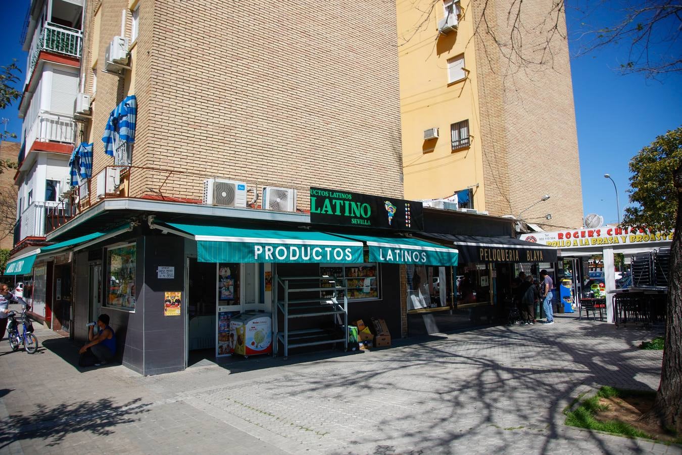 Comercios en manos extranjeras en el barrio de la Macarena