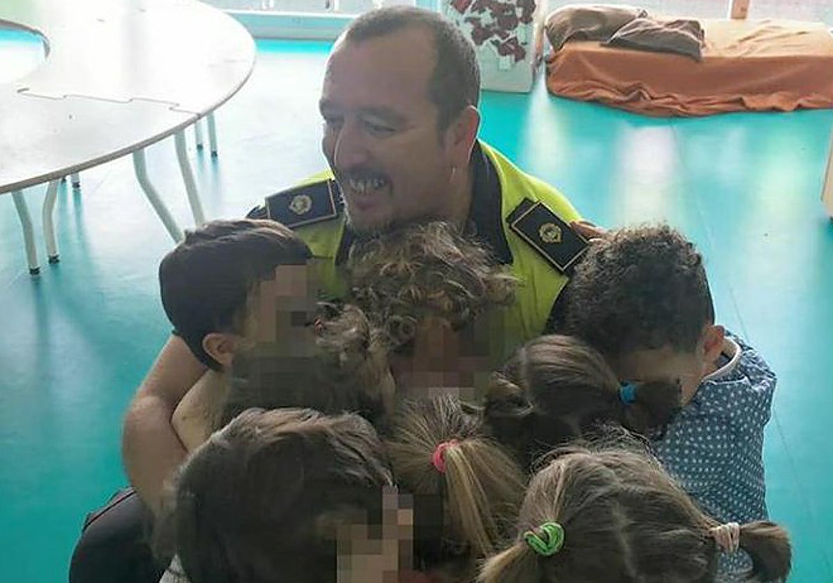 Eduardo Barrero recibe el cariño de los niños de un colegio al que acudió a impartir una de sus charlas de educación vial