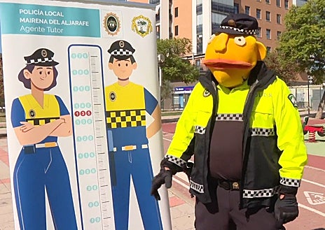 Imagen secundaria 1 - Arriba, Eduardo camina junto al alcalde de Mairena del Aljarafe en un acto en un colegio de la localidad. Abajo, a la izquierda, el 'Poli Paco', en una charla a unos niños en otro centro. A su lado, Eduardo, con uniforme de representación de la Policía Local.