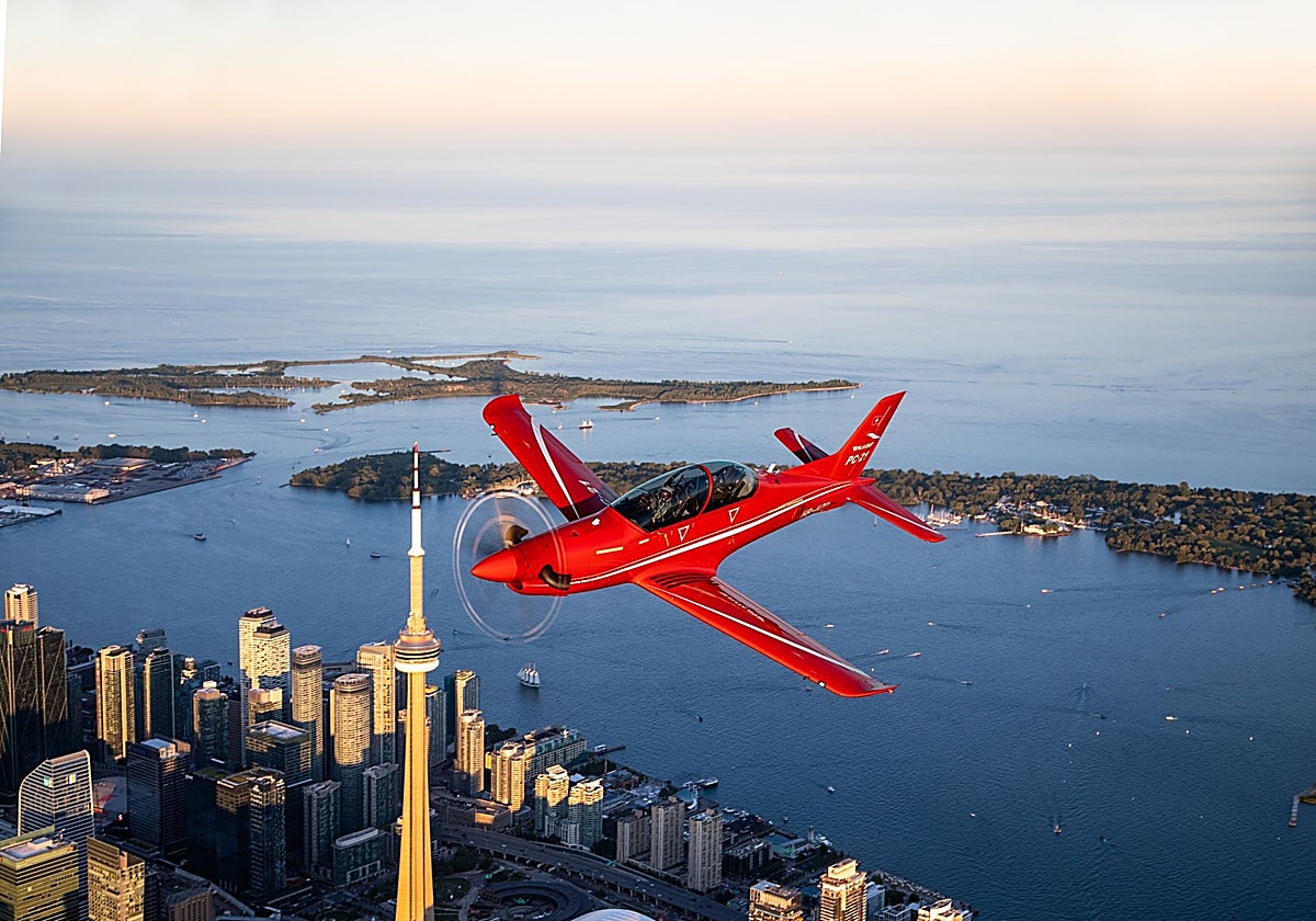 Uno de los jets de Pilatus volando sobre el cielo de Toronto en una imagen de archivo