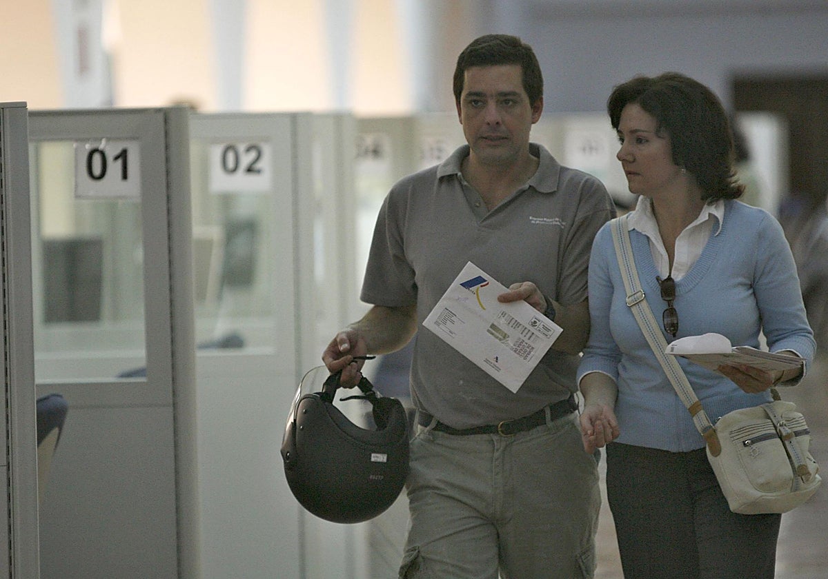 Una pareja confirma el borrador de la declaración de la Renta en Hacienda