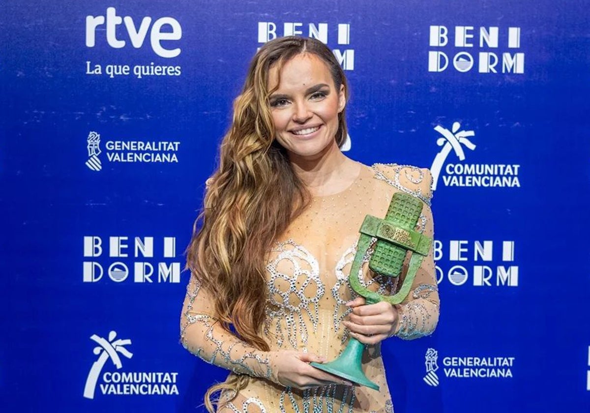 Melody con su galardón, tras vencer en el Benidorm Fest 2025