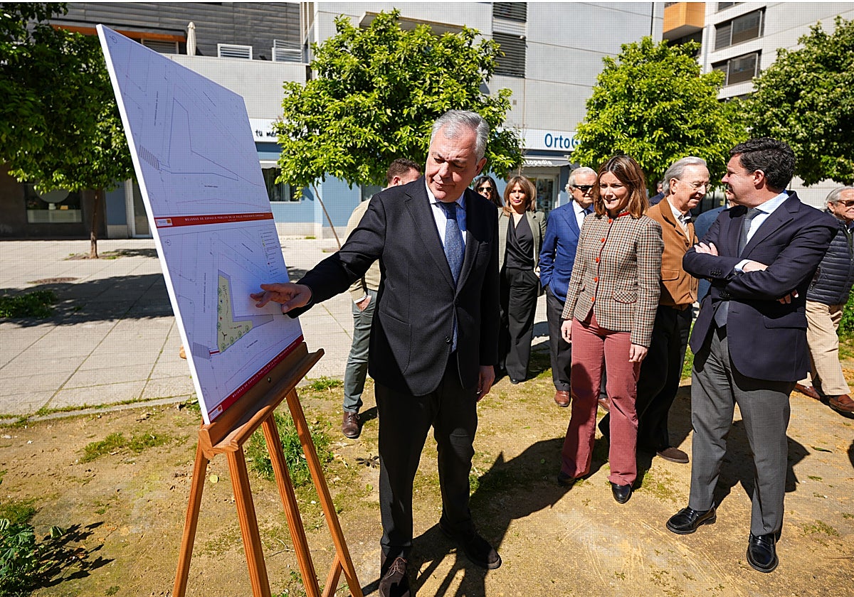 José Luis Sanz muestra el proyecto a los vecinos