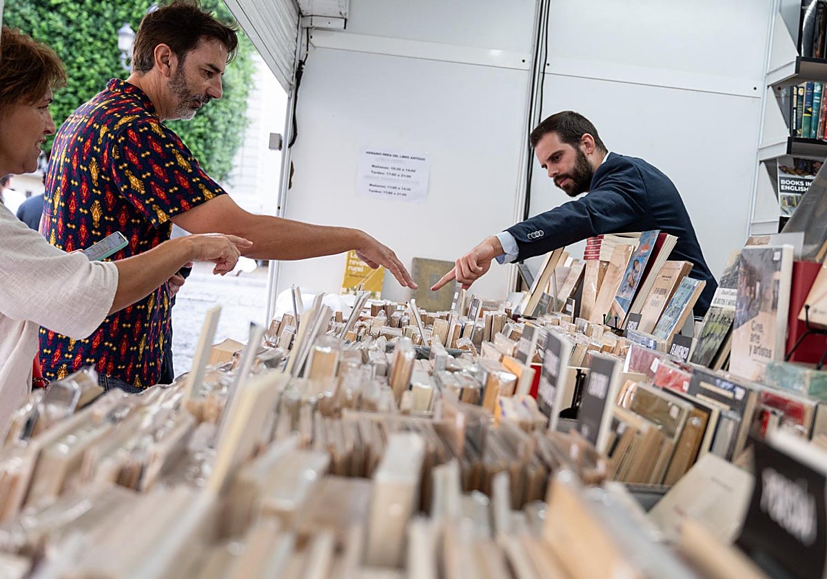 La Feria del Libro Antiguo de Sevilla regresa este año a la Plaza de San Francisco