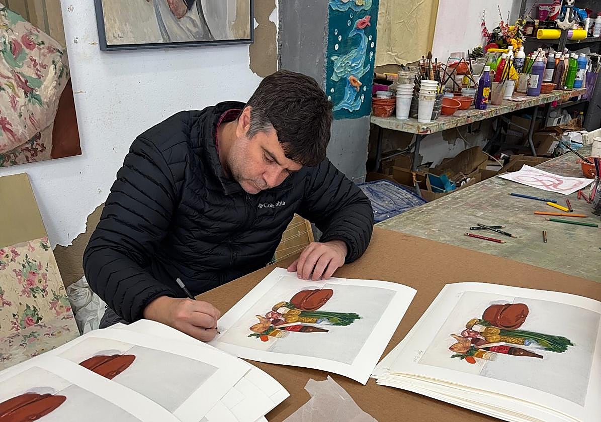 Pepe Baena trabaja con el bodegón 'puchero', una de las etiquetas de la nueva Cruzcampo