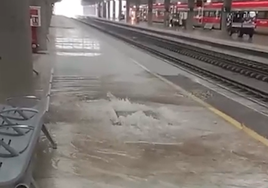 La cubierta de la estación de Santa Justa no resiste las fuertes lluvias de este viernes en Sevilla