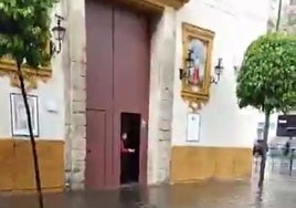 La lluvia provoca que entre agua en la parroquia de San Benito de Sevilla
