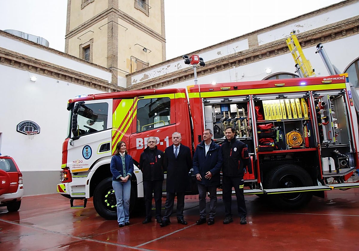 El alcalde de Sevilla, José Luis Sanz, en su última visita al partque de bomberos de San Bernardo