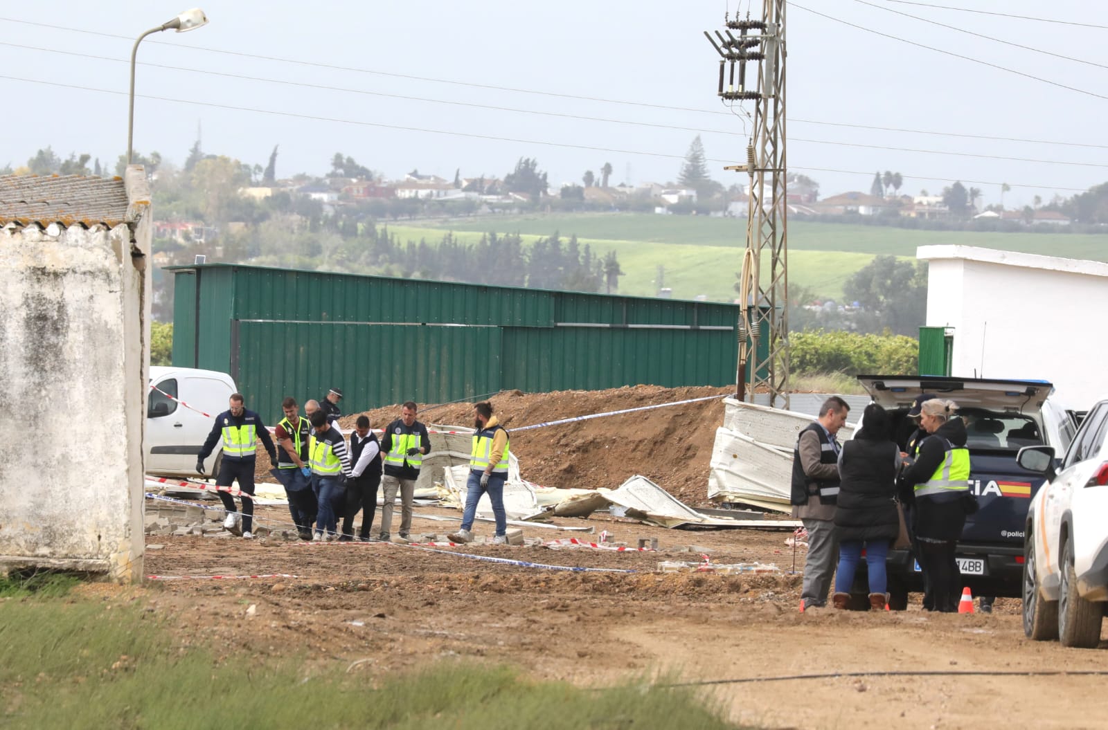 La nave ha quedado totalmente destruida tras el paso del tornado y se ha cobrado la vida de tres personas 