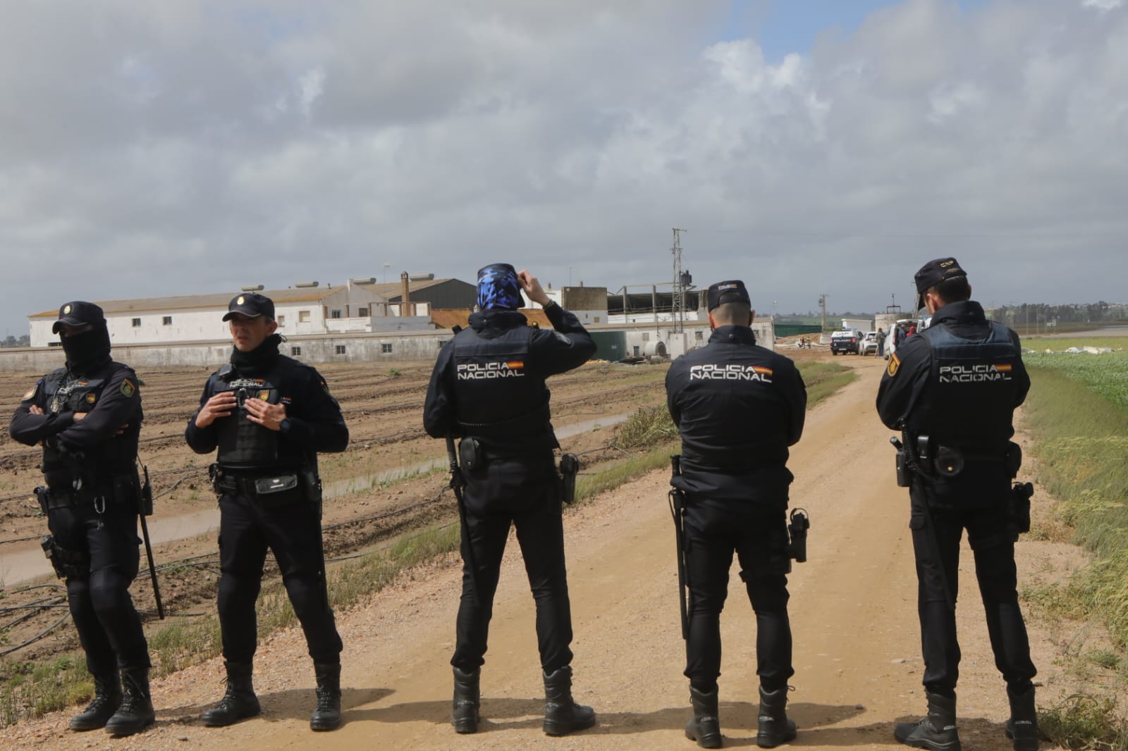 La nave ha quedado totalmente destruida tras el paso del tornado y se ha cobrado la vida de tres personas 