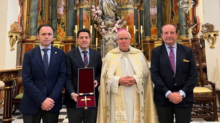 El puñal ha sido bendecido por el arzobispo de Sevilla, monseñor Saiz Meneses