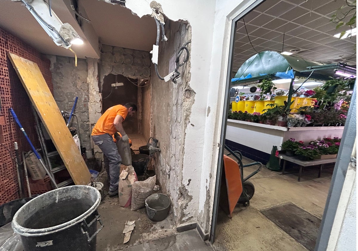 Un operario trabajando en las obras del mercado del Cerro