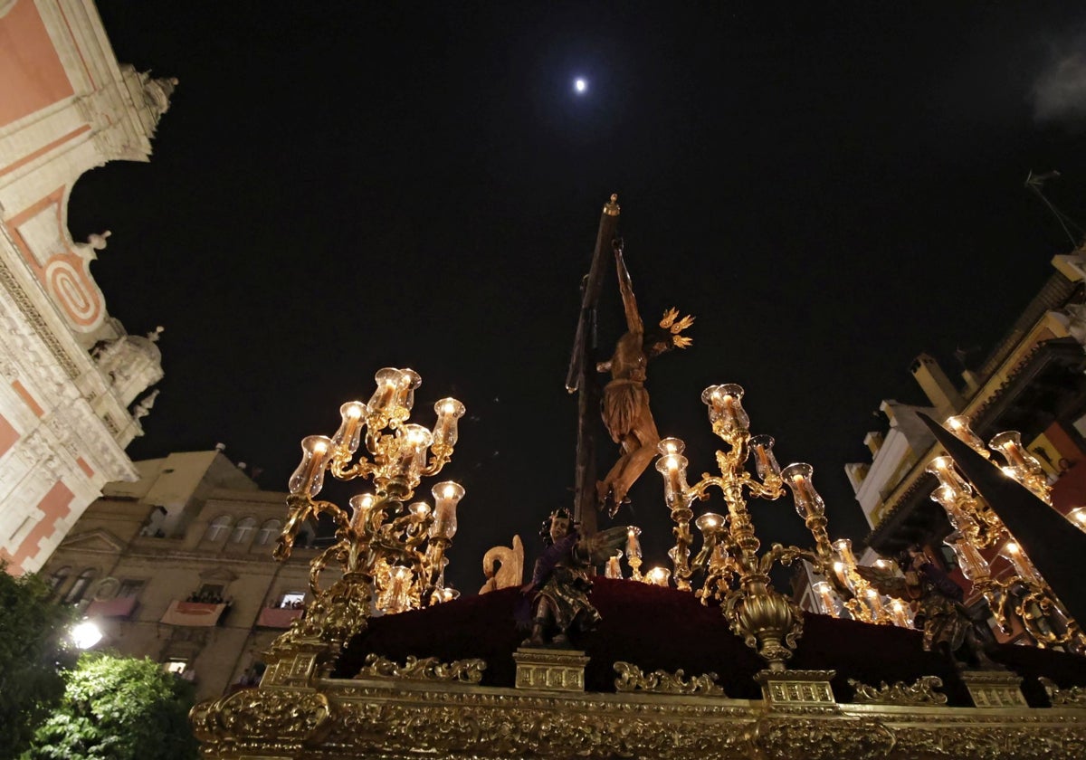 El paso del Cristo del Amor poco después de su salida desde la iglesia del Salvador