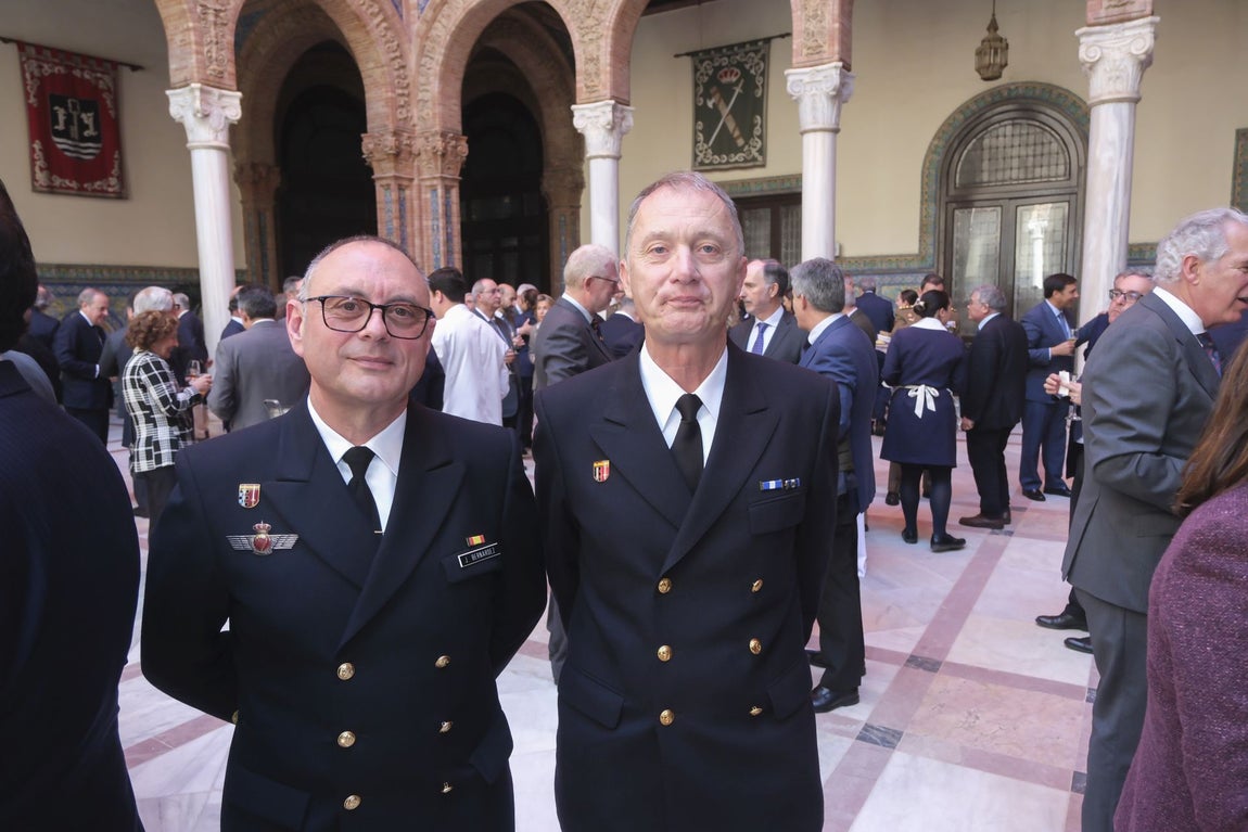 Teniente de Navío Bernárdez y Teniente de Navío López-Sáez
