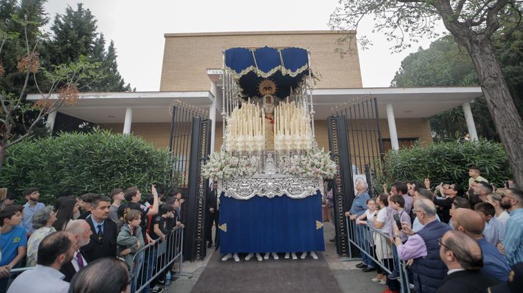 El palio de la Purísima Concepción, del Divino Perdón de Alcosa, procesiona el Sábado de Pasión en Sevilla