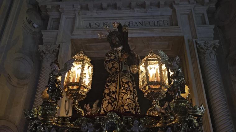El Señor del Gran Poder en el dintel de su basílica