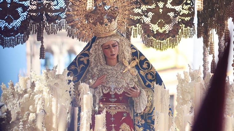 La Virgen de las Angustias en la mañana del Viernes Santo