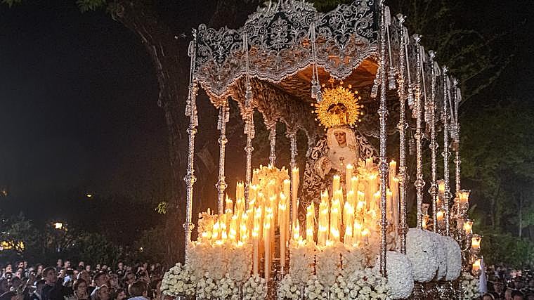 El palio de la Virgen de la Candelaria en los Jardines de Murillo