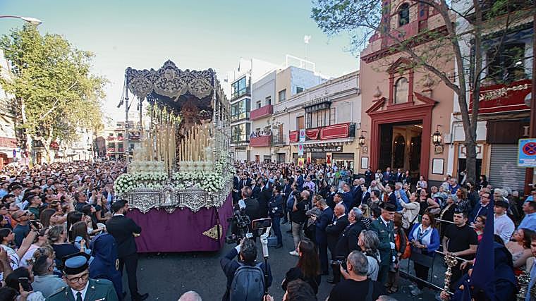 La Virgen de la Caridad al salir de la capilla del Baratillo
