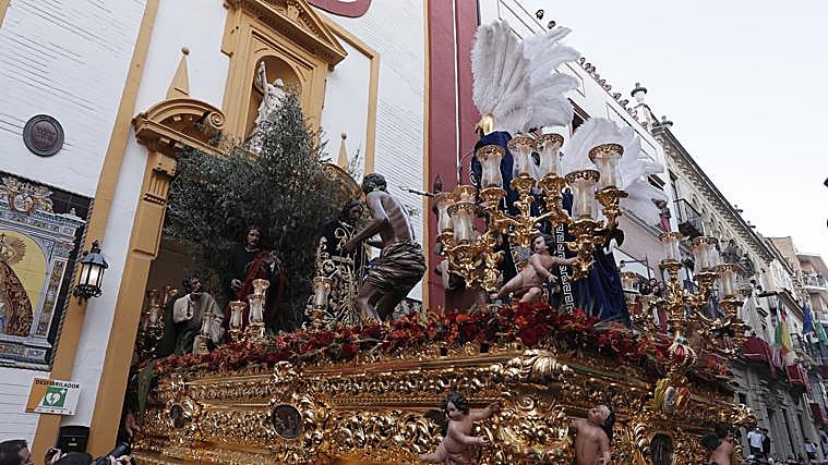 Misterio de Los Panaderos saliendo de la capilla de San Andrés