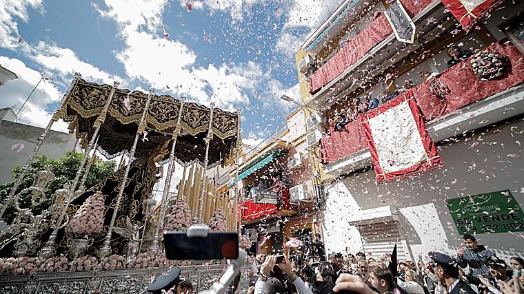La Virgen de los Dolores del Cerro a su salida de la parroquia
