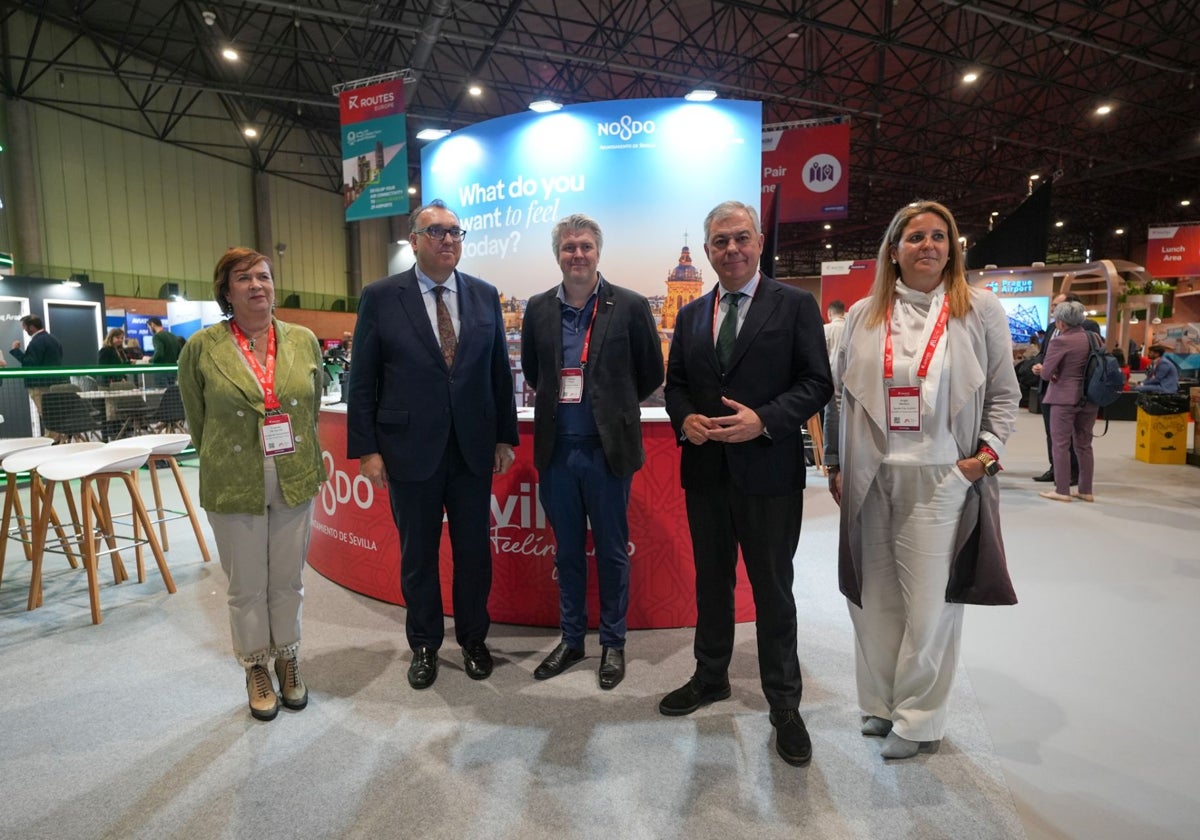 Reunión del alcalde de Sevilla y el Consejero de Turismo con el representante de American Airlines en Fibes