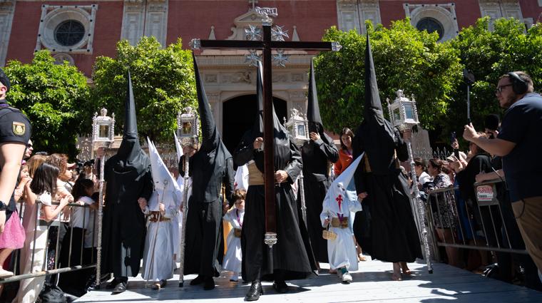 Los nazarenos del Amor abren el cortejo de La Borriquita cada Domingo de Ramos