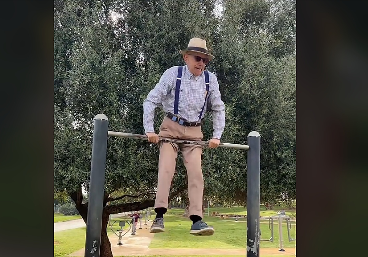 Manuel, de 88 años, en uno de los momentos del vídeo