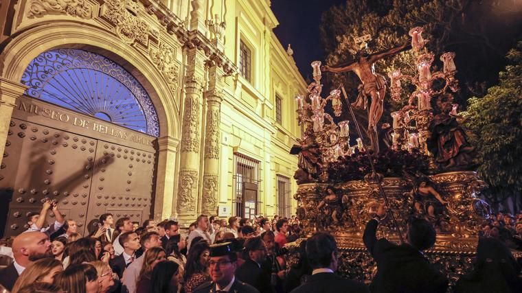 El Cristo de la Expiración en la puerta del Museo de Bellas Artes de Sevilla