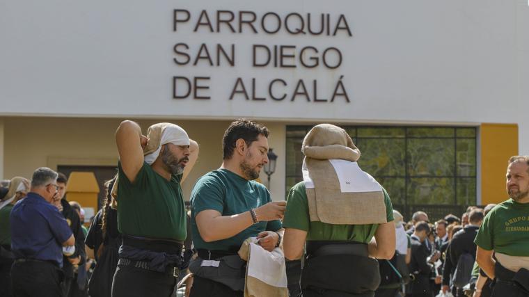 Costaleros del Sol en la puerta de la parroquia de San Diego de Alcalá, en El Plantinar